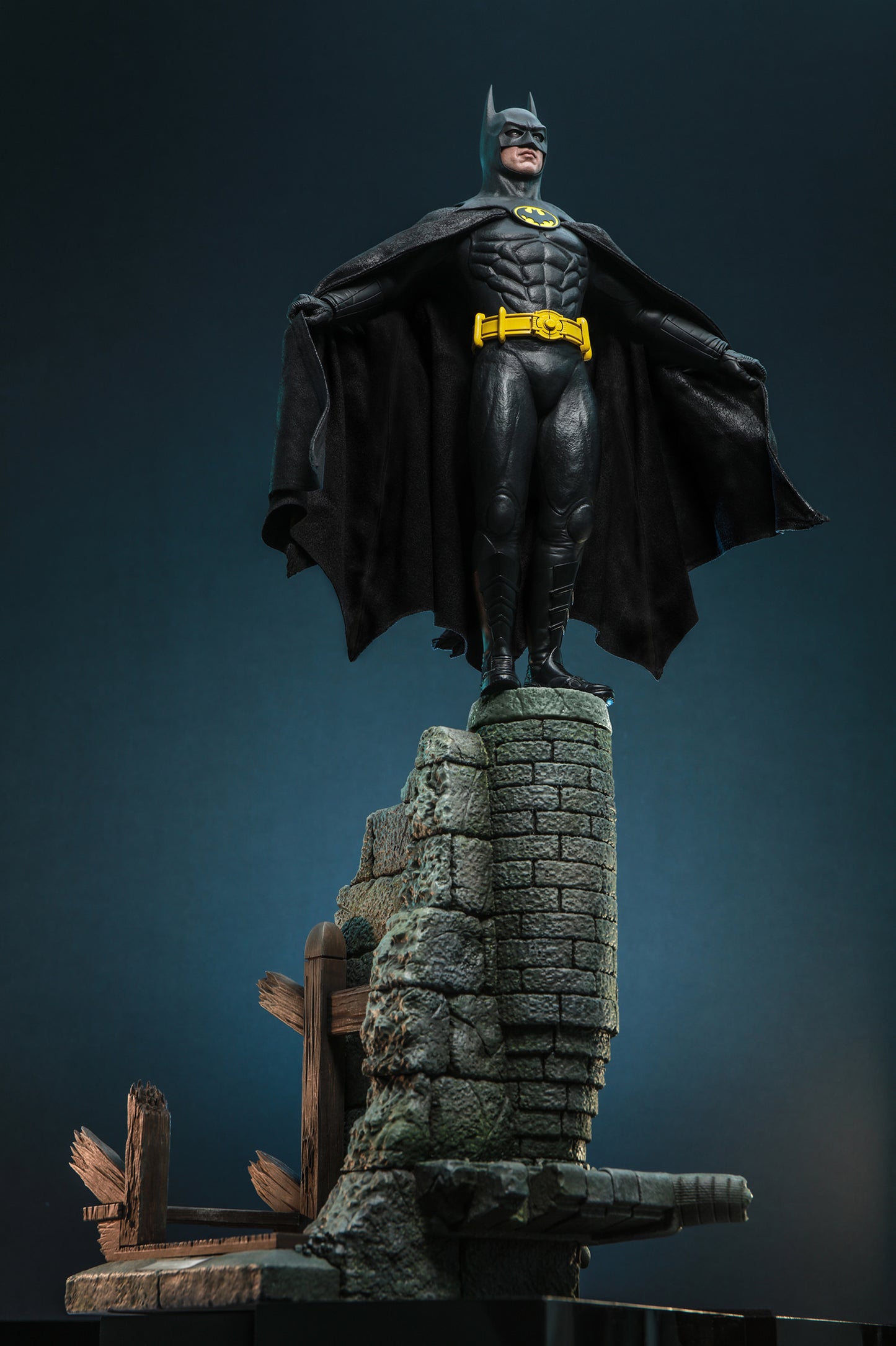 Batman (Deluxe Version) Sixth Scale Figure by Hot Toys